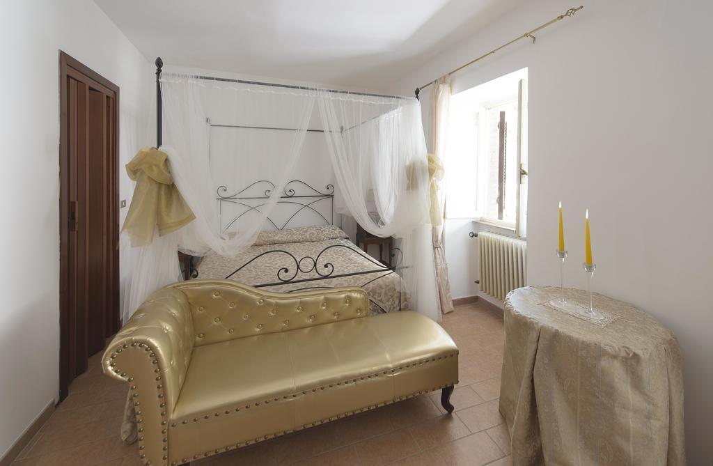 Bed and Breakfast Residenza Di Via Piccardi Gubbio Habitación foto