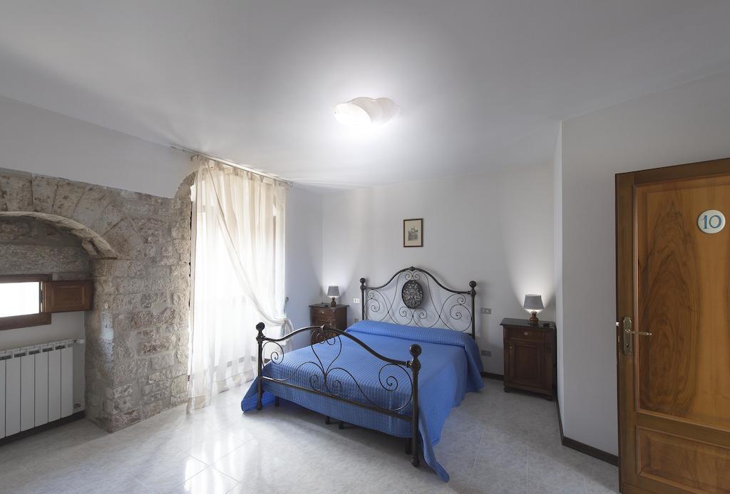 Bed and Breakfast Residenza Di Via Piccardi Gubbio Habitación foto
